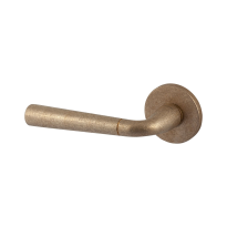 Deurkruk op rozet Special S91L gatdeel links messing getrommeld