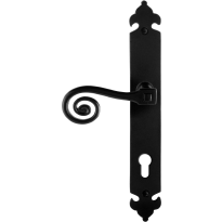 GPF6200.60L smeedijzer zwarte deurkruk Kera op langschild PC85 291x41x4mm, linkswijzend