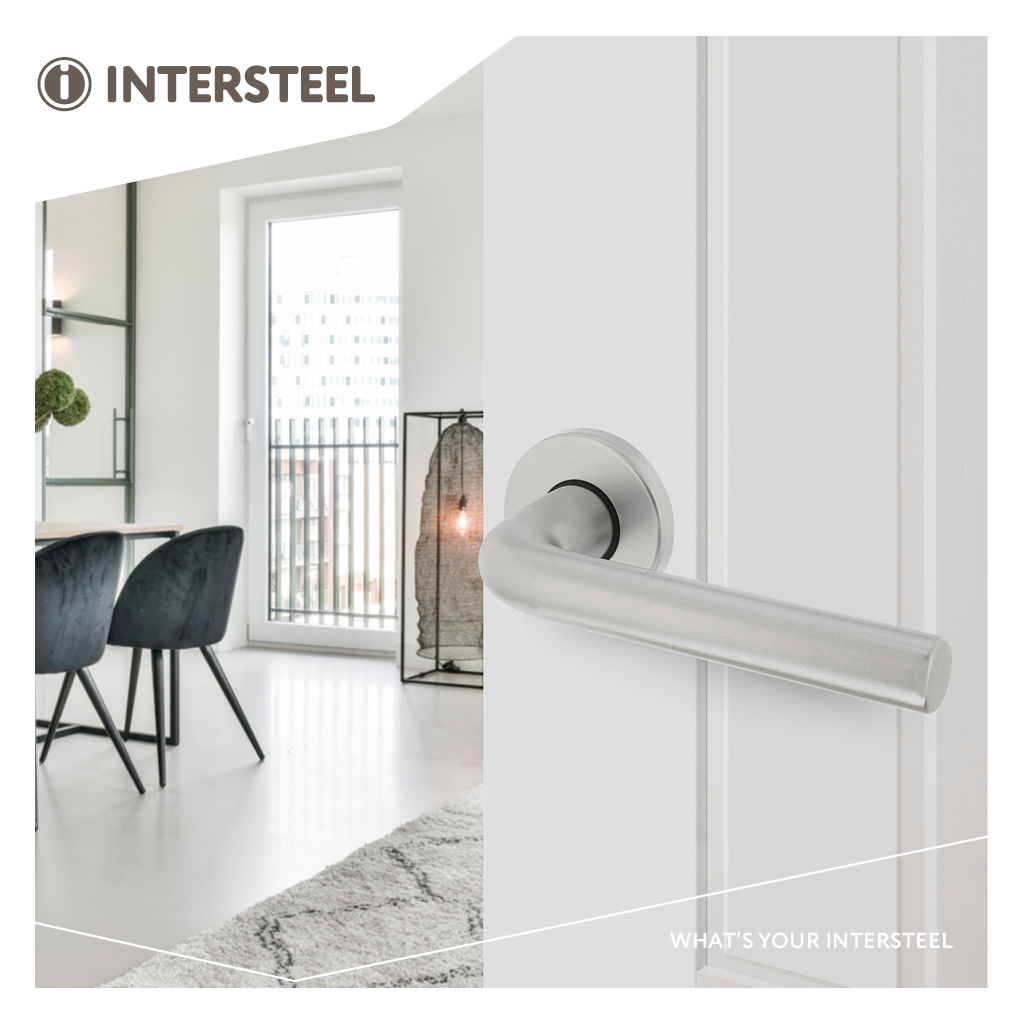 Sfeerimpressie Intersteel deurkruk op rozet 0082.007302_9.jpg