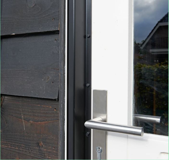 Sfeerimpressie SecuStrip Plus buitendraaiende deuren 7 13 mm.jpg