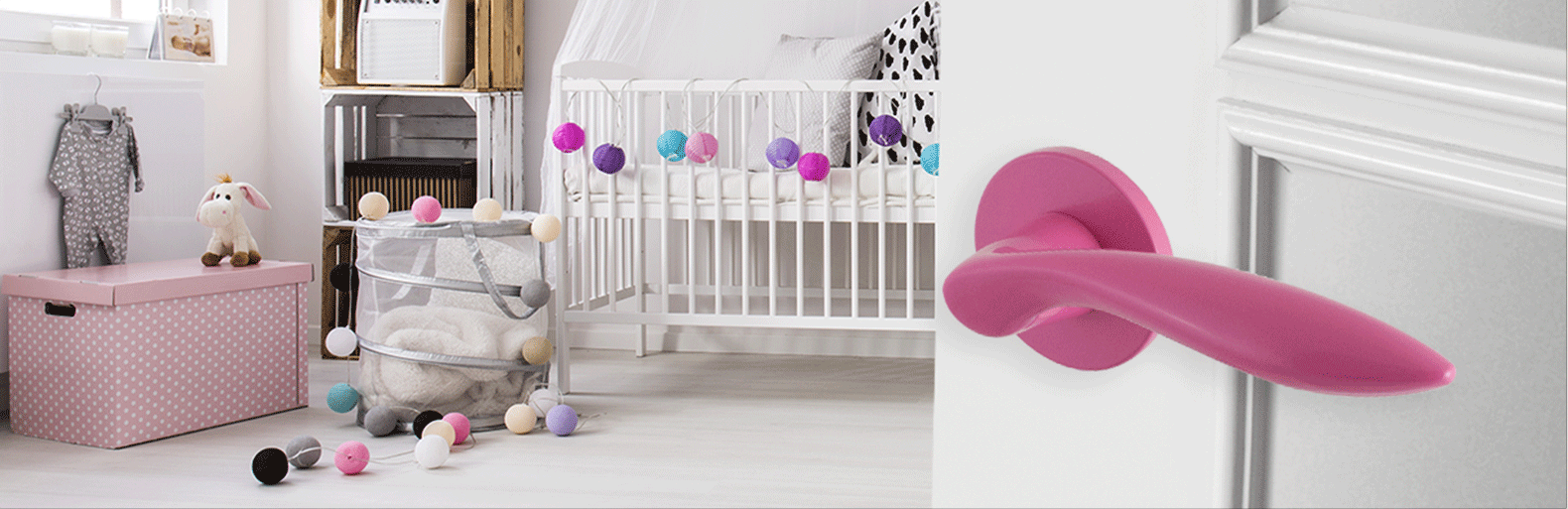 Kinderkamer met roze deurbeslag