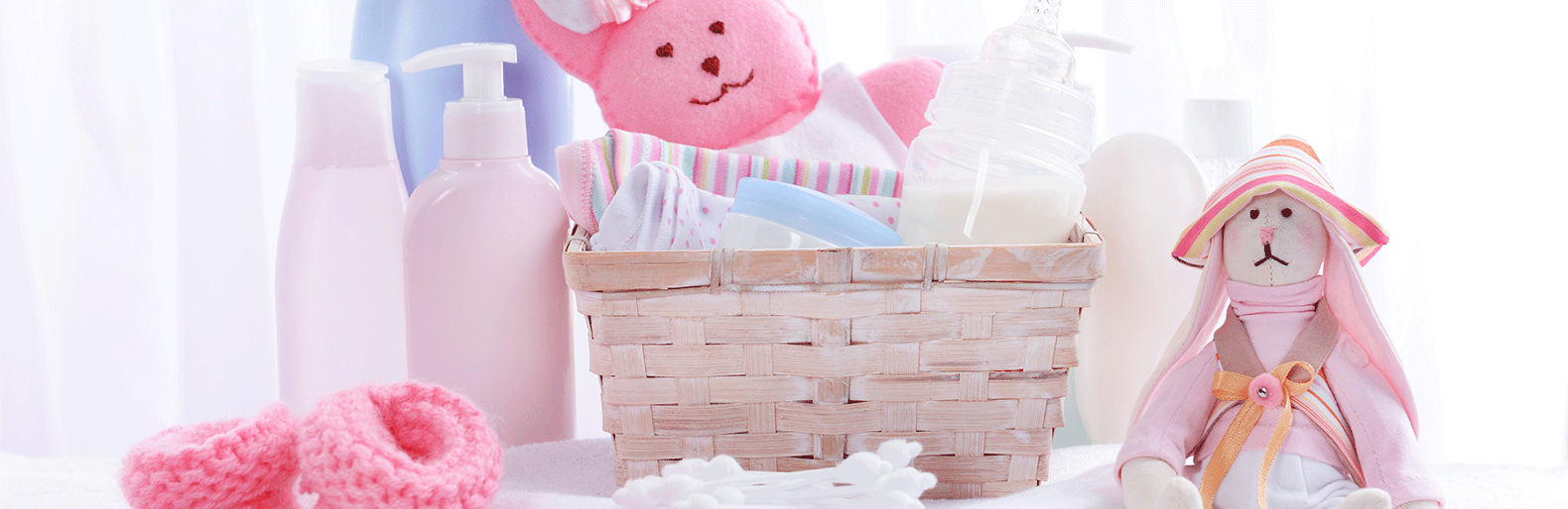 Roze badspullen bij de geboorte van een baby