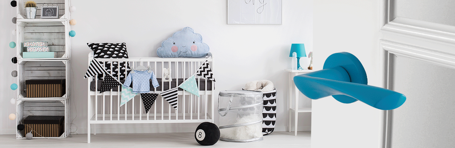 Kinderkamer met blauwe deurkruk